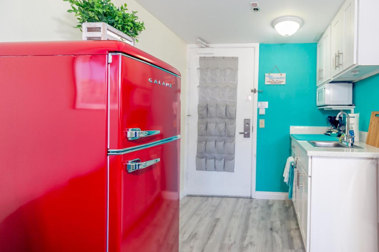Aloha Vibes Await! Stylish Condo At Aloha Surf - Mountain And City Views Хонолулу Екстериор снимка