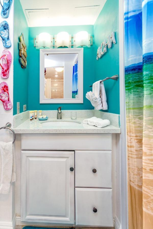 Aloha Vibes Await! Stylish Condo At Aloha Surf - Mountain And City Views Хонолулу Екстериор снимка