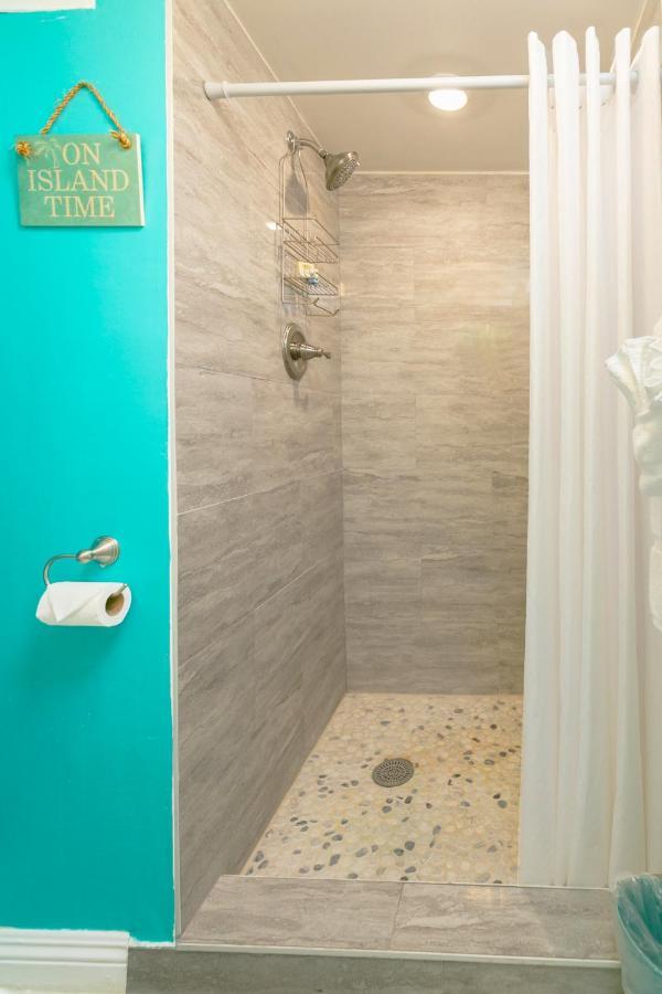 Aloha Vibes Await! Stylish Condo At Aloha Surf - Mountain And City Views Хонолулу Екстериор снимка